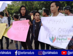 Sejumlah Pemuda Aksi Tabur Garam di Kantor Dewan Sumenep