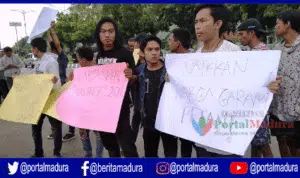 Sejumlah Pemuda Aksi Tabur Garam di Kantor Dewan Sumenep