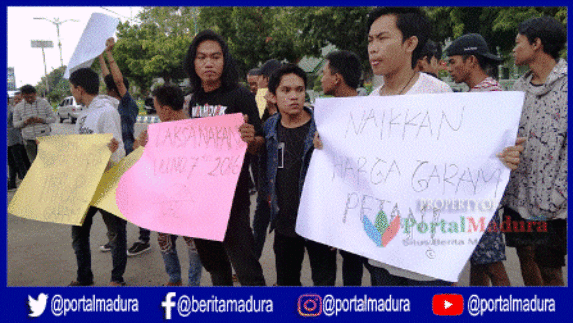 Sejumlah Pemuda Aksi Tabur Garam di Kantor Dewan Sumenep