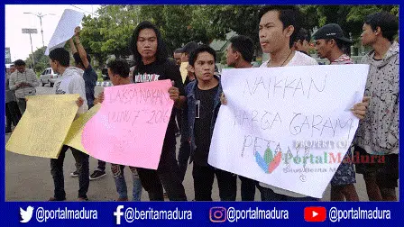 Sejumlah Pemuda Aksi Tabur Garam di Kantor Dewan Sumenep