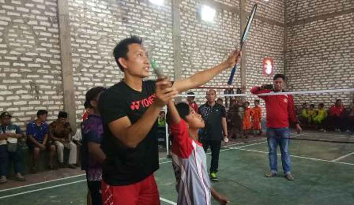 Atlet Bulu Tangkis Sony Dwi Kuncoro Latih Warga Pulau Mandangin Sampang