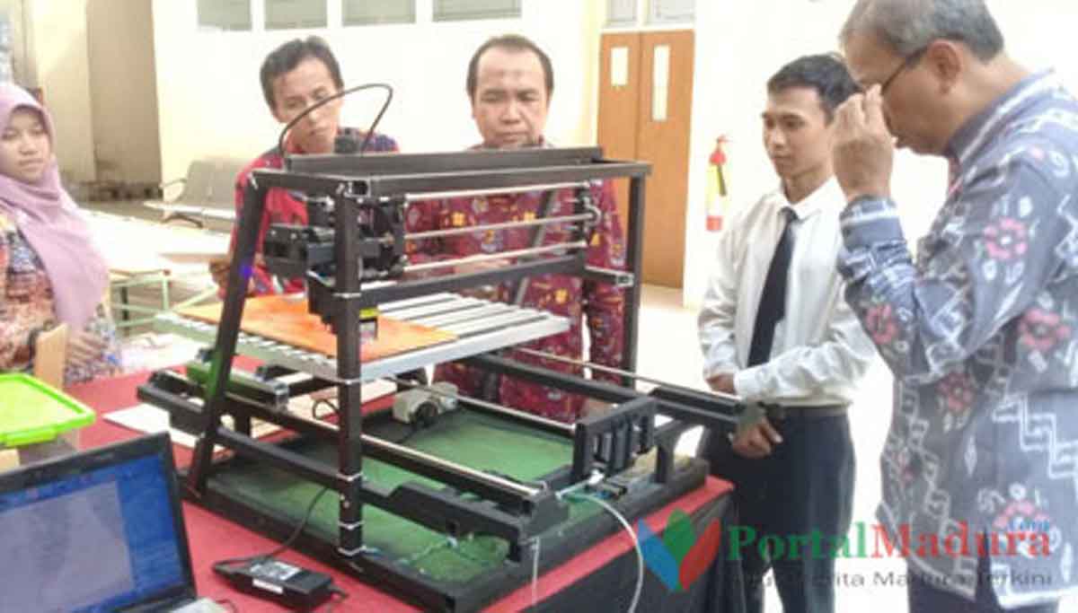Tiga dai kiri, Direktur Poltera Sampang, Dr. Arman Jaya, S.T., M.T melihat uji coba Mesin CNC (Foto. Rafi)