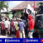 Warga Demo Balai Kelurahan Kolpajung Pamekasan