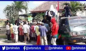 Warga Demo Balai Kelurahan Kolpajung Pamekasan