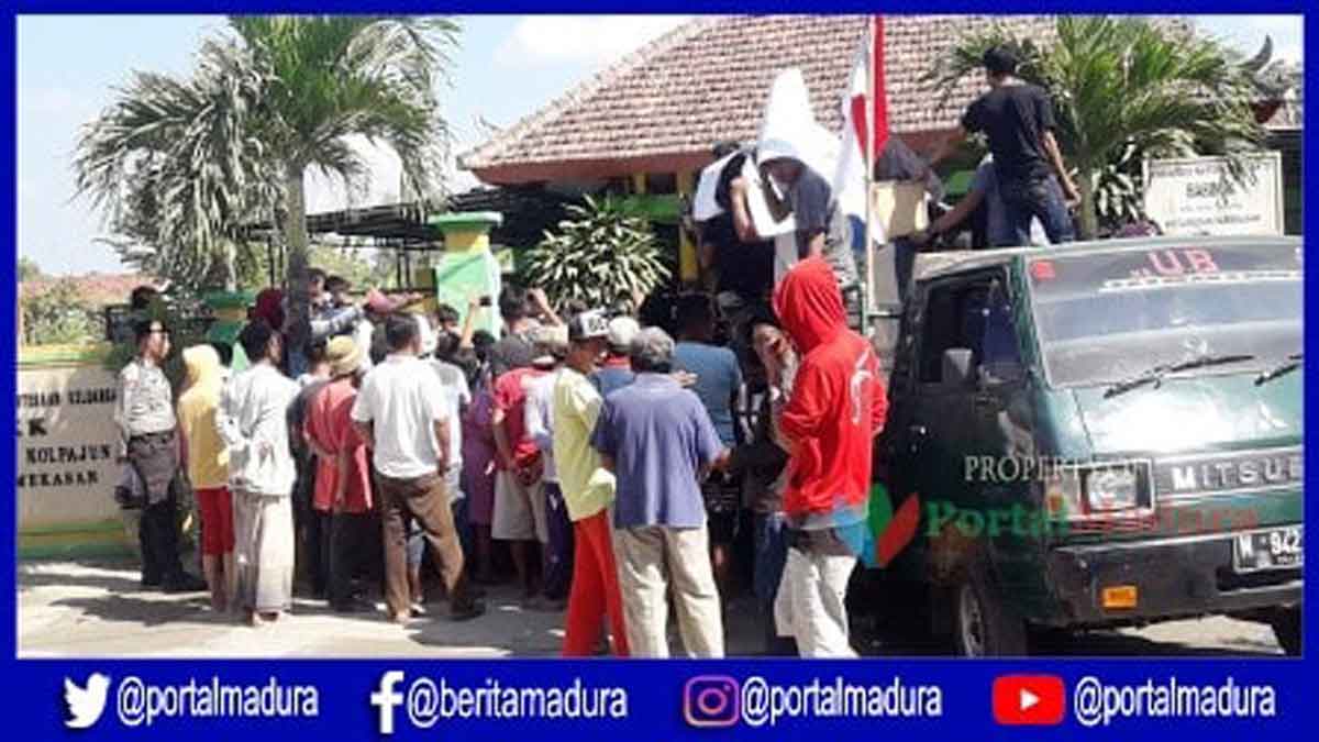 Warga Demo Balai Kelurahan Kolpajung Pamekasan