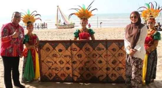 Salah satu batik laku Rp1,5 juta yang dilelang pada momen Batik on The Sea 2019 di Pantai Slopeng, Sumenep, Sabtu (27/7/2019). (Foto @humas_Sumenep)