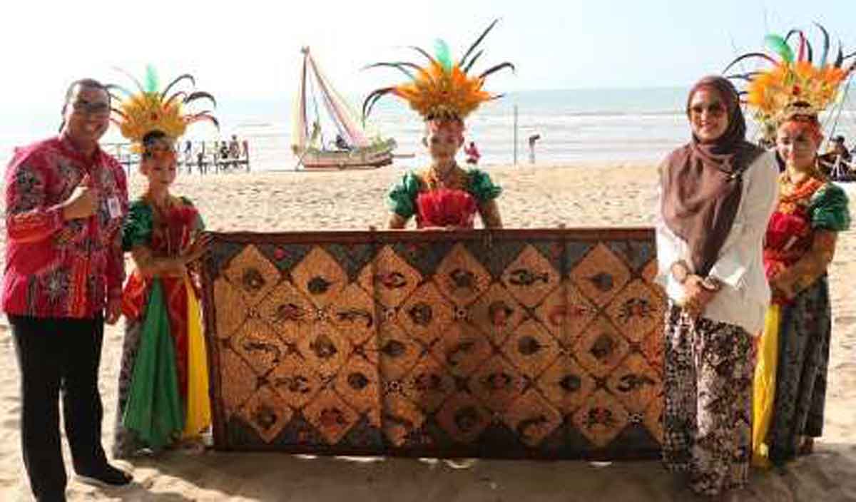 Salah satu batik laku Rp1,5 juta yang dilelang pada momen Batik on The Sea 2019 di Pantai Slopeng, Sumenep, Sabtu (27/7/2019). (Foto @humas_Sumenep)