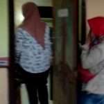Istri Dihajar Pakai Batu Saat Pergoki Suami Bareng Wanita Lain di Kamar