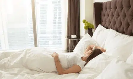3 Cara Mudah Bersihkan Kasur dari Noda Darah Haid