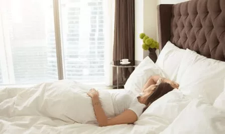 3 Cara Mudah Bersihkan Kasur dari Noda Darah Haid