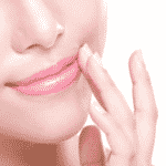 3 Cara Tepat Bersihkan Lipstik Matte dari Bibir