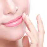 3 Cara Tepat Bersihkan Lipstik Matte dari Bibir
