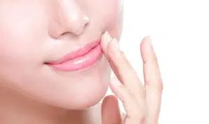 3 Cara Tepat Bersihkan Lipstik Matte dari Bibir