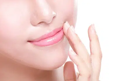3 Cara Tepat Bersihkan Lipstik Matte dari Bibir