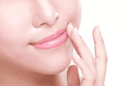 3 Cara Tepat Bersihkan Lipstik Matte dari Bibir