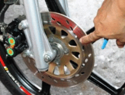 3 Langkah Mudah Rawat Rem Cakram Sepeda Motor