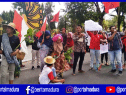 Pelantikan DPRD Sumenep Disambut Aksi Mahasiswa