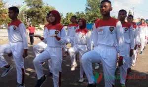 Anggota Paskibra tingkat Kabupaten Sumenep sedang menjalani latihan dan pembinaan dari anggota TNI dan Polri di GOR Ahmad Yani Sumenep, Sabtu (3/8/2019).(Foto. @portalMadura.Com)