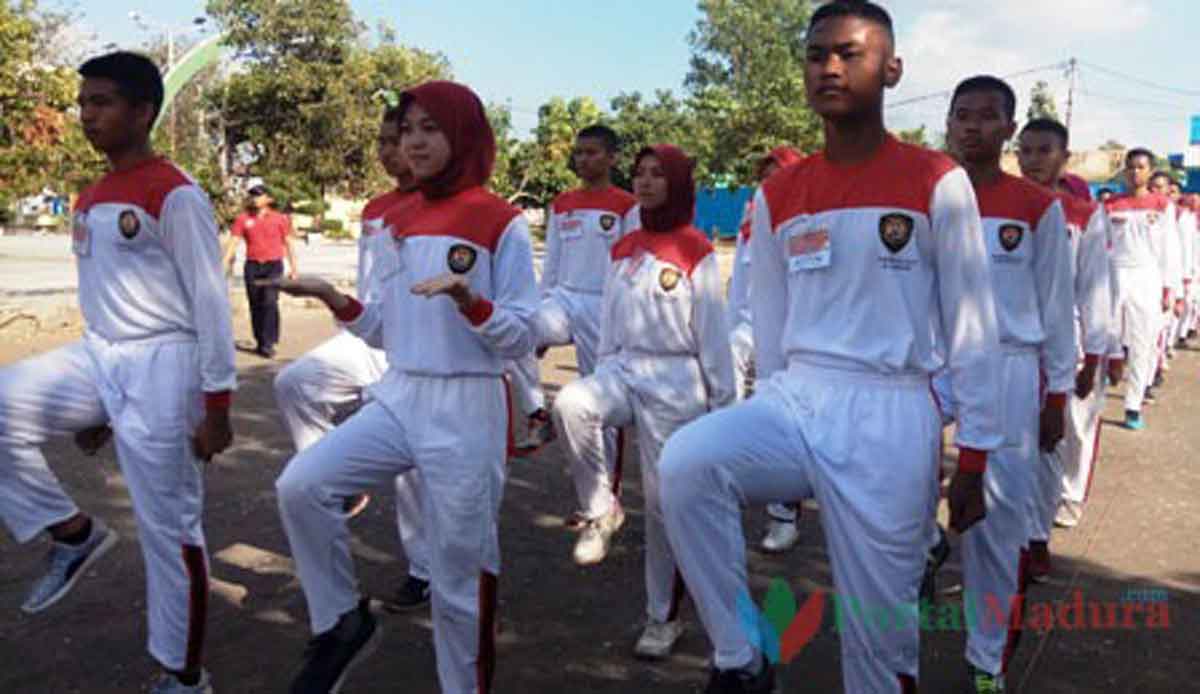 Anggota Paskibra tingkat Kabupaten Sumenep sedang menjalani latihan dan pembinaan dari anggota TNI dan Polri di GOR Ahmad Yani Sumenep, Sabtu (3/8/2019).(Foto. @portalMadura.Com)