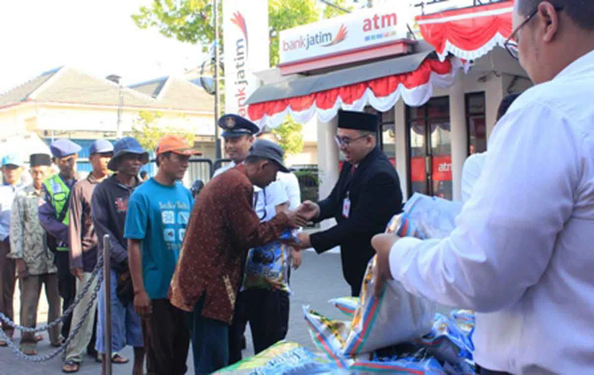 Momen Anniversary ke 58, Bank Jatim Cabang Sumenep Bagi-bagi Sembako