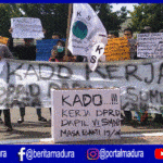 Demo Kantor Dewan, Mahasiswa Kepulauan Sumenep Berikan Kado