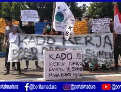 Demo Kantor Dewan, Mahasiswa Kepulauan Sumenep Berikan Kado