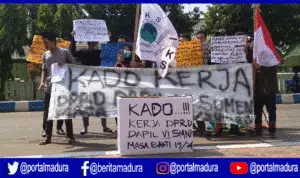 Demo Kantor Dewan, Mahasiswa Kepulauan Sumenep Berikan Kado