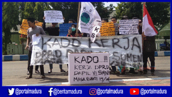 Demo Kantor Dewan, Mahasiswa Kepulauan Sumenep Berikan Kado