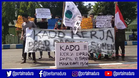 Demo Kantor Dewan, Mahasiswa Kepulauan Sumenep Berikan Kado