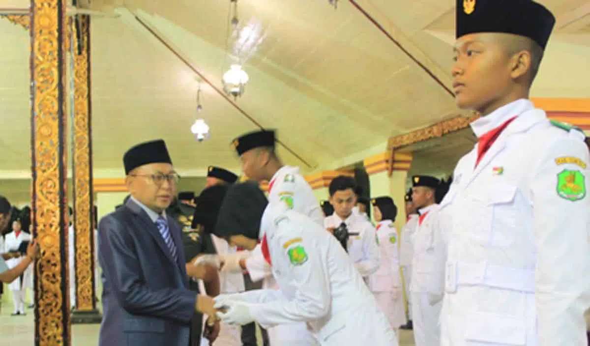Bupati Sumenep, A Busyro Karim memberikan selamat kepada pasukan paskibraka usai pengukuhan. (Foto. Nanik Dwi Jayanti)