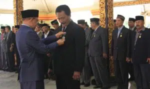 Bupati Sumenep A Busyro Karim menyematkan lencana ke salah satu peserta penerima penghargaan (Foto. Nanik Dwi Jayanti).