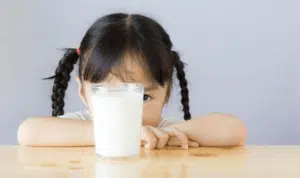Cara Atasi Anak yang Tak Suka Minum Susu