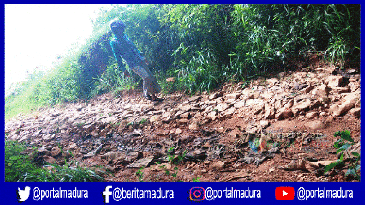 Warga Desa Lesong Laok Pamekasan Keluhkan Jalan Rusak