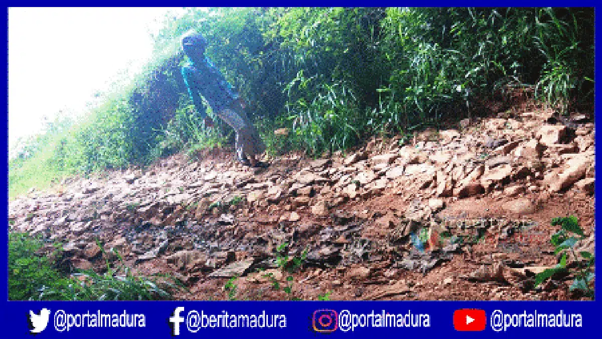 Warga Desa Lesong Laok Pamekasan Keluhkan Jalan Rusak