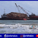 Kapal Tongkang Puma 7 Papua Terdampar di Perairan Madura