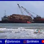 Kapal Tongkang Puma 7 Papua Terdampar di Perairan Madura