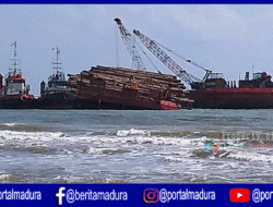 Kapal Tongkang Puma 7 Papua Terdampar di Perairan Madura
