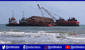 Kapal Tongkang Puma 7 Papua Terdampar di Perairan Madura