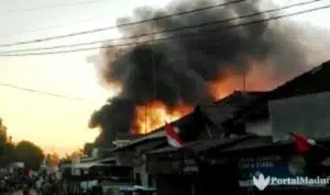Video Bunyi Ledakan, Api Semakin Berkobar di Gudang dan Toko Budi Santoso