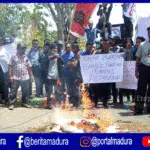 Kecewa Bupati, Petani di Pamekasan Bakar Tembakau Rajangan