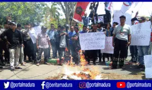Kecewa Bupati, Petani di Pamekasan Bakar Tembakau Rajangan