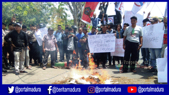 Kecewa Bupati, Petani di Pamekasan Bakar Tembakau Rajangan