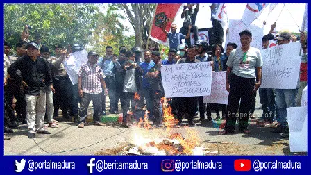 Kecewa Bupati, Petani di Pamekasan Bakar Tembakau Rajangan