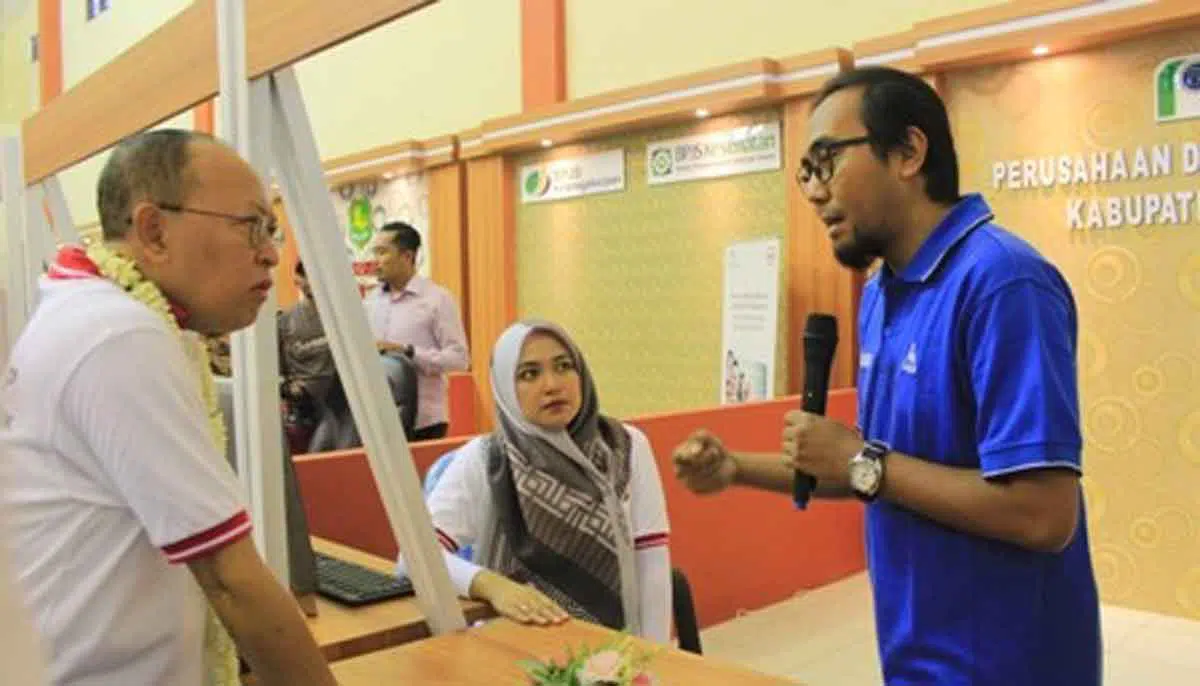 Kiri, Bupati Sumenep A Busyro Karim bersama istri Nurfitriana saat mengunjungi stand PDAM di Mall Pelayanan Publik (MPP) Sumenep (Foto. Nanik Dwi Jayanti)