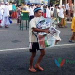 Sumringah, Pemulung Kumpulkan Koran Bekas Usai Salat Idul Adha 1440 H