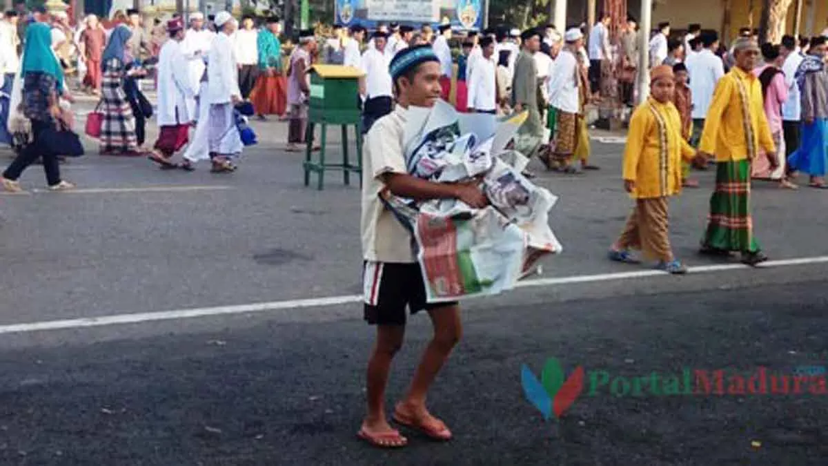 Sumringah, Pemulung Kumpulkan Koran Bekas Usai Salat Idul Adha 1440 H
