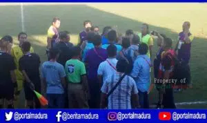 Madura FC vs Persik Kediri Ricuh, Wasit Belanjakan 3 Kartu Merah
