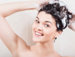 Manfaat Lakukan Double Cleansing untuk Rambut