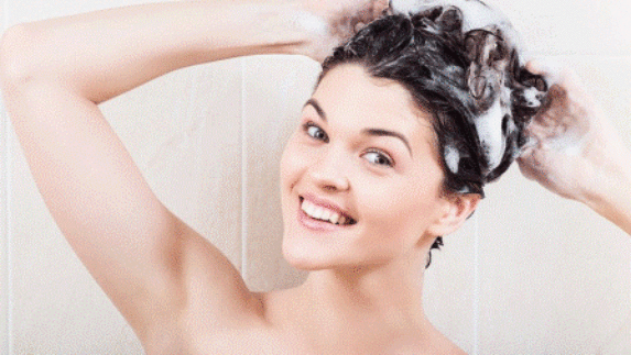 Manfaat Lakukan Double Cleansing untuk Rambut