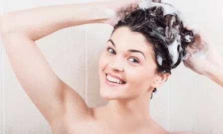Manfaat Lakukan Double Cleansing untuk Rambut
